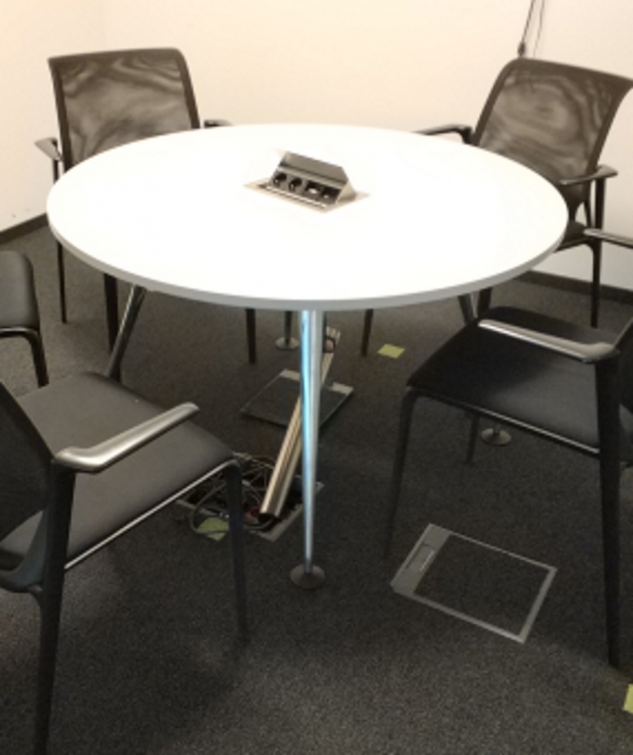 Stolik biały śr. 120 mediaport VITRA