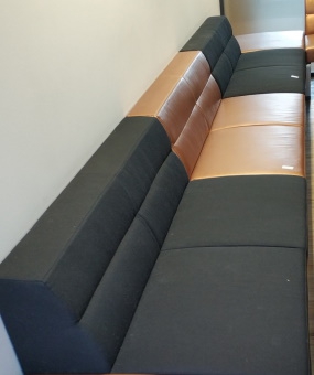 Sofa 2-moduły skóra/tapicerka: czarna sofa tap.+ pufa skóra miedź