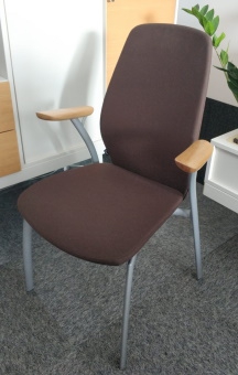 Krzesło konferencyjne KINNARPS brązowe nóżki