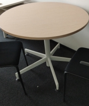 Stolik Steelcase dąb śr. 100 pneumatyczny