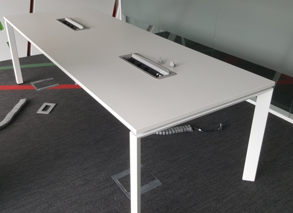 Stół konferencyjny biały BENE 2 mediaporty 240x120 model AL. - zdjęcie główneStół konferencyjny biały BENE 2 mediaporty 240x120 model AL. - zdjęcie główne