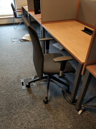 Biurko 140x80 orzech, nogi szare, kwadrat - zdjęcie główneBiurko 140x80 orzech, nogi szare, kwadrat - zdjęcie główne