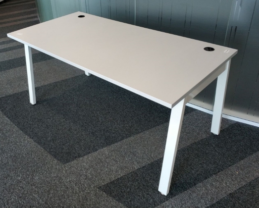Biurko FURNIKO Pluris 120x80 białe noga A - zdjęcie główneBiurko FURNIKO Pluris 120x80 białe noga A - zdjęcie główne