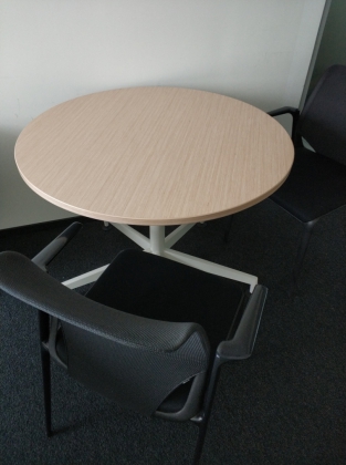 Stolik Steelcase dąb śr. 100 pneumatyczny - zdjęcie główneStolik Steelcase dąb śr. 100 pneumatyczny - zdjęcie główne