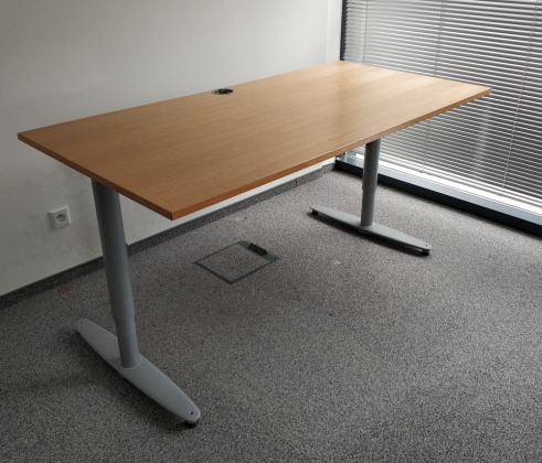 Biurko KINNARPS 160x80 dąb fornir noga T - zdjęcie główneBiurko KINNARPS 160x80 dąb fornir noga T - zdjęcie główne